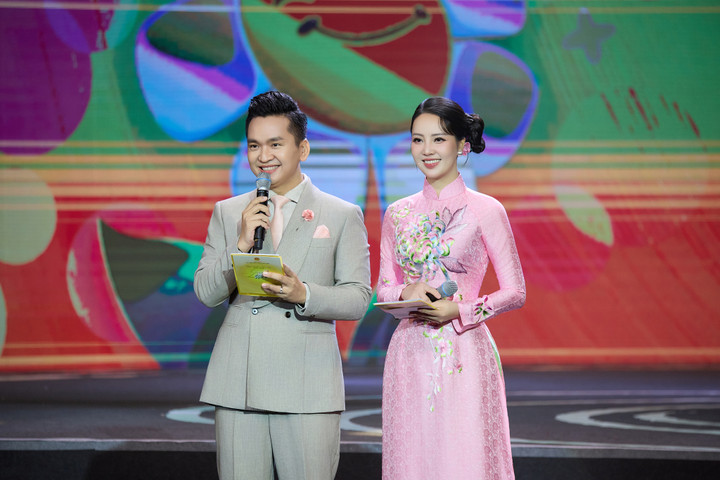 MC Hạnh Phúc và MC Thuỵ Vân.