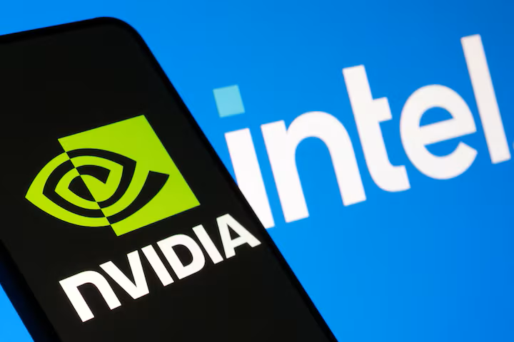 Nvidia chính thức trở thành cổ đông lớn của Intel sau thương vụ trị giá 5 tỷ USD, đánh dấu bước ngoặt chiến lược giữa hai ông lớn ngành bán dẫn. (Nguồn: Reuters)