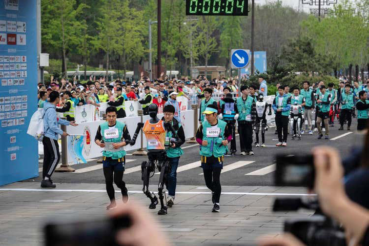 Những bước chân đầu tiên của các "vận động viên" kim loại. (Nguồn: Getty Images)