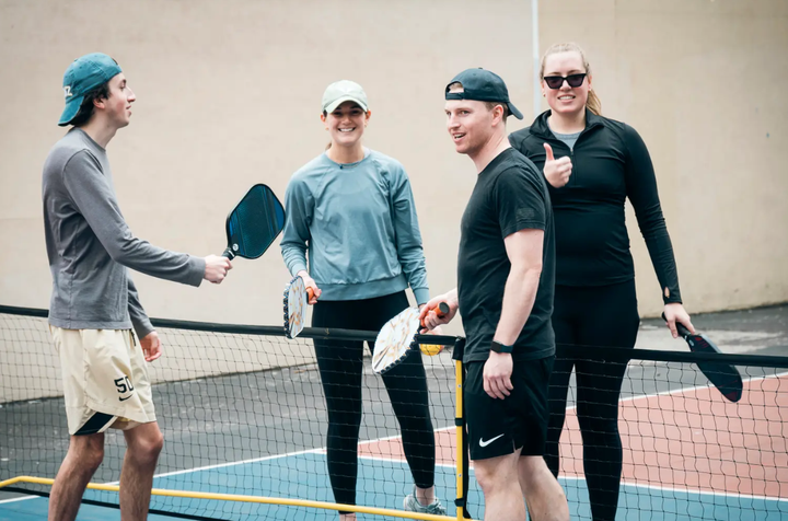 Sân chơi pickleball dần trở thành “điểm hẹn” mới của giới trẻ độc thân. (Nguồn: NY Post)
