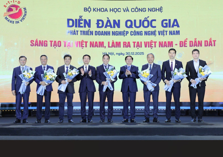 Phó Thủ tướng Hồ Quốc Dũng và Bộ trưởng KH&CN Nguyễn Mạnh Hùng tặng hoa cho các doanh nghiệp công nghệ Việt Nam. (Ảnh: Bộ KH&CN)