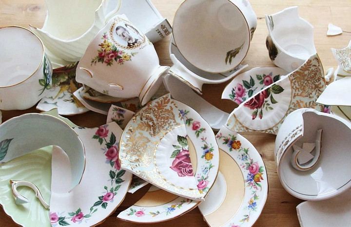 Người Đan Mạch lấy tự hào về số lượng bát đĩa vỡ ngoài nhà vào đêm giao thừa. (Ảnh: Cayman Compass)