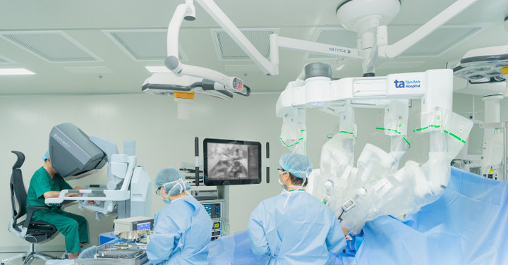 BVĐK Tâm Anh là đơn vị đầu tiên tại phía Nam triển khai phẫu thuật với Robot Da Vinci Xi thế hệ mới, ứng dụng trong nhiều ca bệnh phức tạp và ung thư thuộc các lĩnh vực Tiết niệu - Thận học, Tiêu hóa, Ngoại Lồng ngực - Mạch máu, Sản Phụ khoa... (Ảnh: Bệnh viện Đa khoa Tâm Anh)