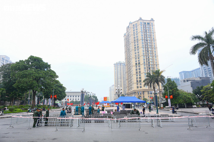 Tại vườn hoa Lạc Long Quân (phường Tây Hồ), một trong những điểm bắn pháo hoa của thành phố, công tác chuẩn bị đang được triển khai khẩn trương.