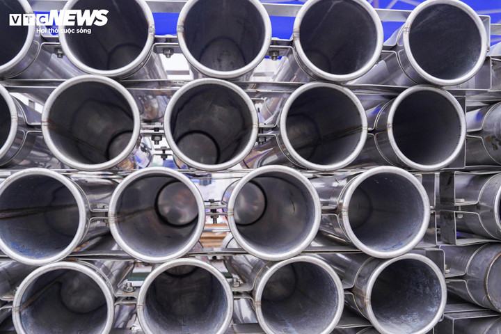 Dịp Tết Dương lịch 2026, Hà Nội bố trí 5 điểm với 6 trận địa pháo hoa tại Trụ sở Báo Hà Nội mới và khu vực trước Bưu điện Hà Nội (phường Hoàn Kiếm), đảo Dừa – Công viên Thống Nhất (phường Hai Bà Trưng), khuôn viên đường đua F1 (phường Từ Liêm), vườn hoa Lạc Long Quân (phường Tây Hồ) và hồ Văn Quán (phường Hà Đông). Tổng lượng pháo hoa gồm 4.000 quả tầm cao, 360 giàn tầm thấp cùng nhiều loại pháo hoa hỏa thuật, bảo đảm quy mô, chất lượng và hiệu ứng trình diễn. Thời gian bắn pháo hoa từ 23h45 ngày 31/12/2025 đến 0h ngày 1/1/2026 (thứ Năm).