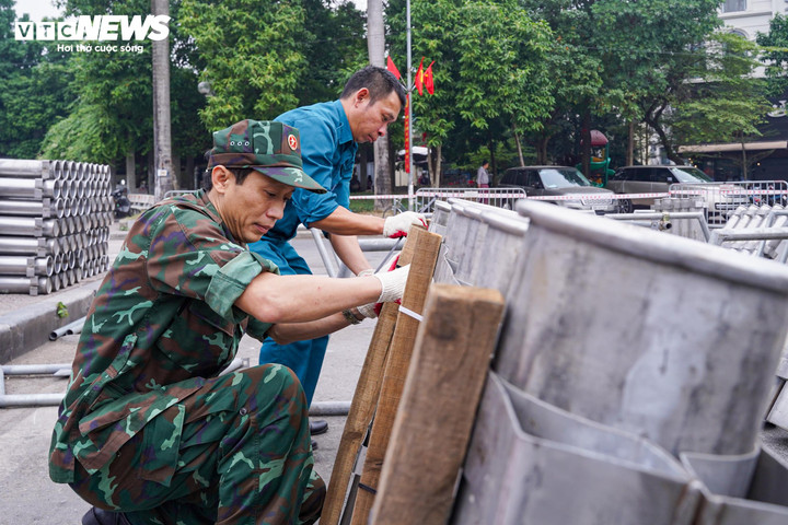 Các ống phóng được điều chỉnh vị trí, góc bắn phù hợp, bảo đảm đúng phương án kỹ thuật và các yêu cầu an toàn.