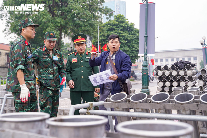 Thượng tá Tống Huy Hoàng, Phó Chỉ huy trưởng Ban Chỉ huy Phòng thủ Khu vực 3 Hồng Hà, cho biết đơn vị hiện quản lý địa bàn 32 phường nội đô, tương ứng 9 quận nội thành trước đây. Dịp Tết Dương lịch và các đại hội Đảng các cấp, Khu vực 3 được giao phụ trách 4 điểm bắn với 5 trận địa pháo hoa, trong đó có trận địa số 5 tại vườn hoa Lạc Long Quân, phường Tây Hồ.