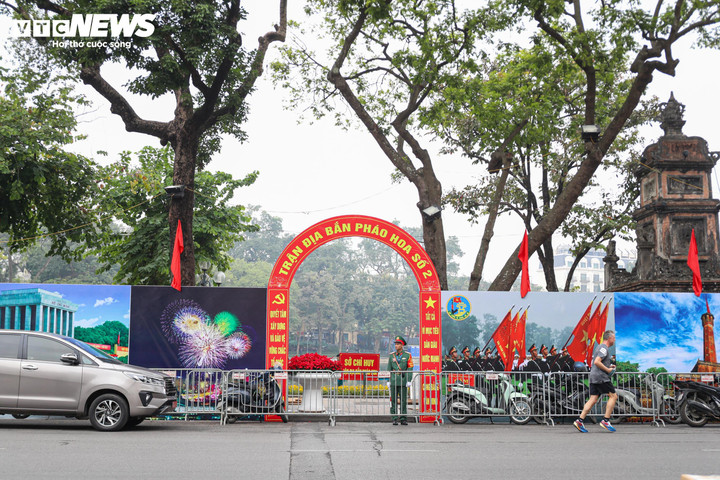 Để chuẩn bị cho màn trình diễn pháo hoa chào đón thời khắc chuyển giao sang năm mới 2026, sáng nay (30/12), lực lượng chức năng đồng loạt có mặt tại các địa điểm để triển khai lắp đặt theo kế hoạch.