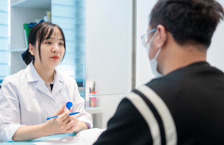 Bác sĩ tư vấn sức khoẻ cho người bệnh.