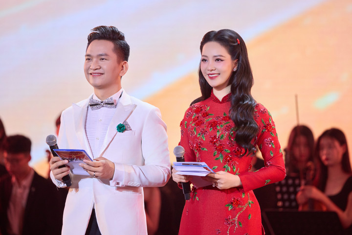 Không chỉ ăn ý trong công việc, Hạnh Phúc và Thụy Vân còn đồng quan điểm về lối sống kín đáo và thái độ làm nghề nghiêm túc.