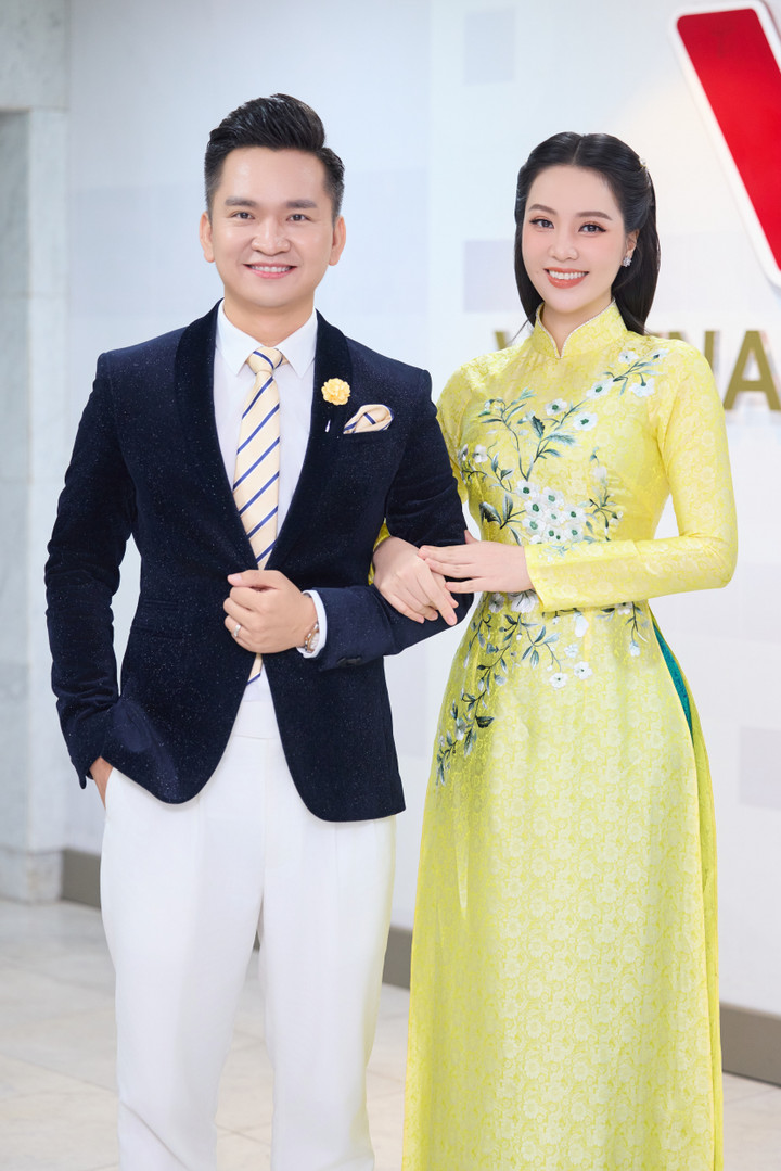 Bên cạnh chuyên môn, yếu tố hình ảnh và trang phục cũng là điểm được khán giả và giới tổ chức đánh giá cao ở cặp bạn dẫn này.