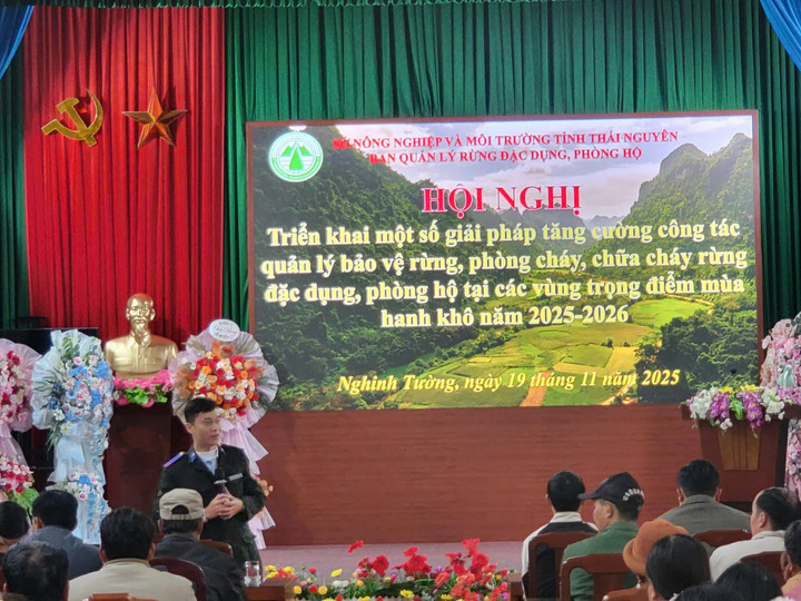 Quang cảnh một buổi tập huấn bồi dưỡng kiến thức pháp luật về bảo vệ rừng đặc dụng, phòng hộ cho đồng bào dân tộc thiểu số xã Sảng Mộc, tỉnh Thái Nguyên.