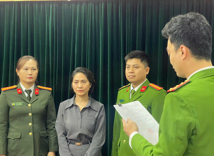 Nguyễn Thị Thu Hà, Giám đốc Công ty TNHH Ngọc Việt Education, đơn vị tổ chức chương trình “Về đây bốn cánh chim trời” bị khởi tố tội Lừa đảo chiếm đoạt tài sản.