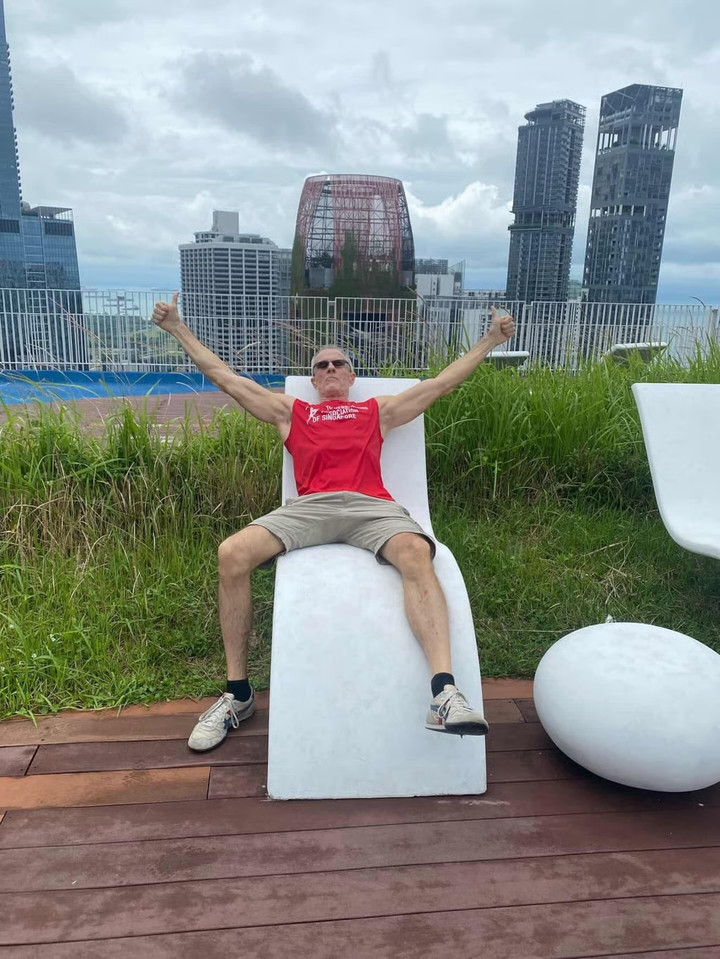 Ông thường xuyên đi bộ hoặc chạy bộ lên cầu thang của một số tòa nhà cao nhất Singapore.