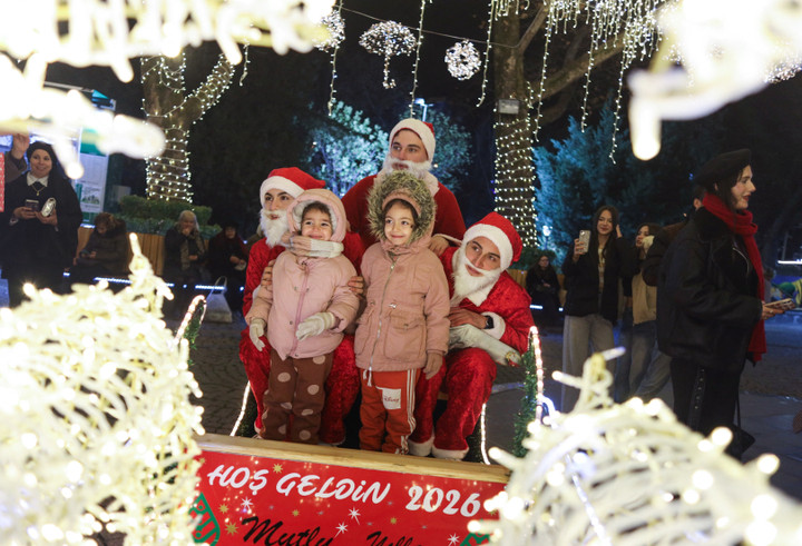 Người dân chụp ảnh với chủ đề Giáng sinh trước thềm năm mới tại Ankara, Thổ Nhĩ Kỳ. (Ảnh: Reuters)