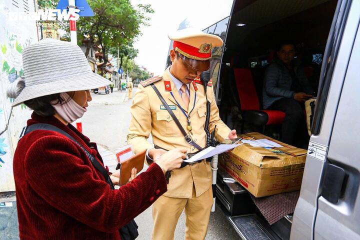 Loạt xe khách ngang nhiên dừng đón trả khách giữa đường Hà Nội - 3