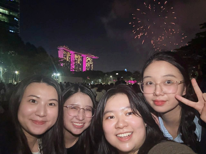 Thuỳ Linh (phải, ngoài cùng) và các bạn đi xem pháo hoa đón năm mới ở thành phố Singapore.