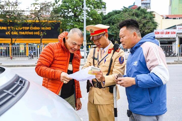 Song song với kiểm tra, xử lý vi phạm, các tổ công tác tăng cường tuyên truyền, phổ biến quy định pháp luật mới đến tài xế và doanh nghiệp vận tải, qua đó bảo đảm trật tự, an toàn giao thông dịp Tết Dương lịch năm nay.