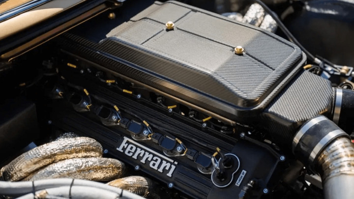 Động cơ nguyên bản được thay thế bằng khối động cơ V12 F140GA của mẫu Ferrari 812 Superfast. (Ảnh: Autoblog)