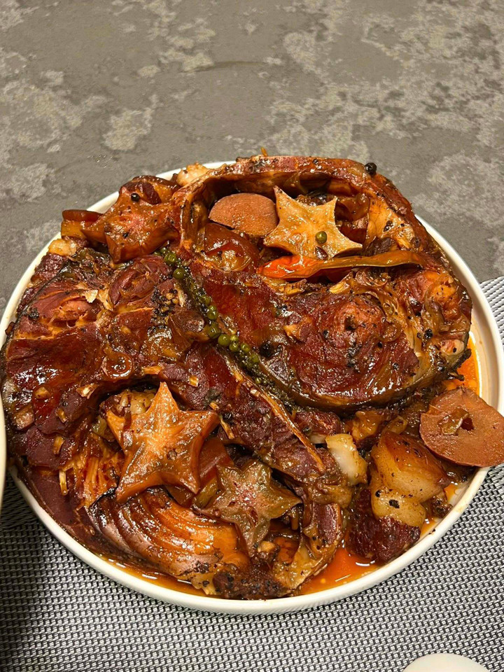 Không có bánh kem thành tựu, gen Z Hà Nội khoe ‘mâm cơm thành tựu 2025’ - 13