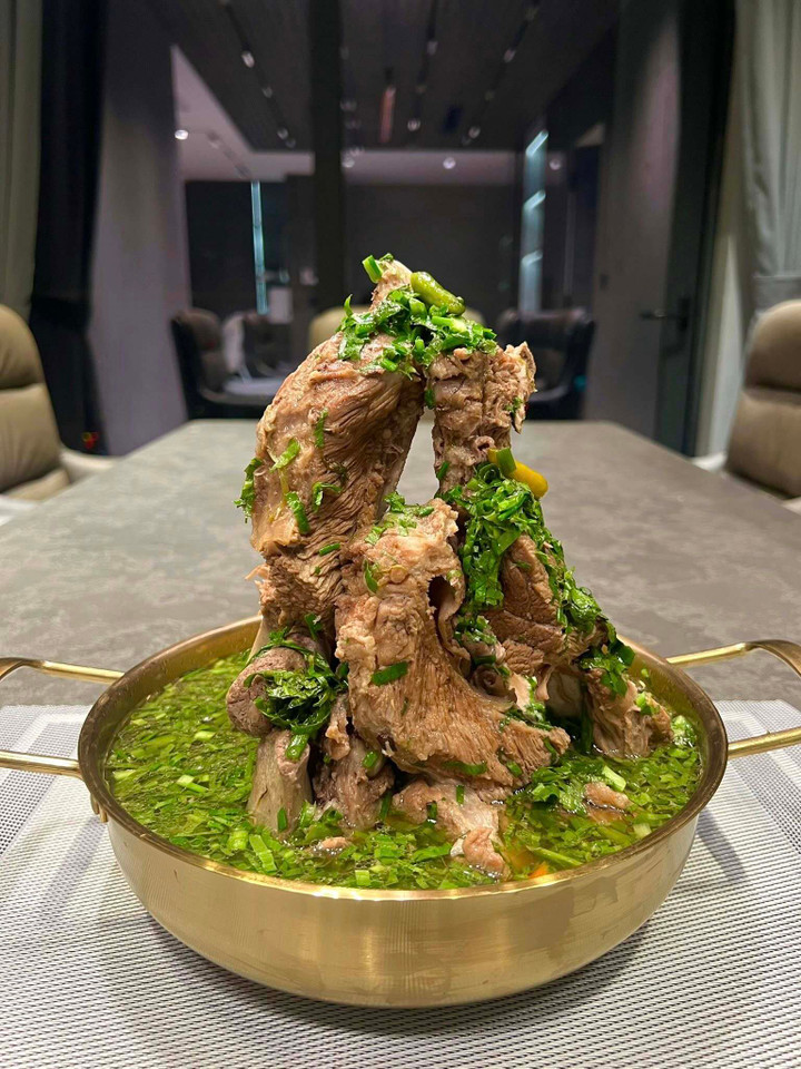 Không có bánh kem thành tựu, gen Z Hà Nội khoe ‘mâm cơm thành tựu 2025’ - 17