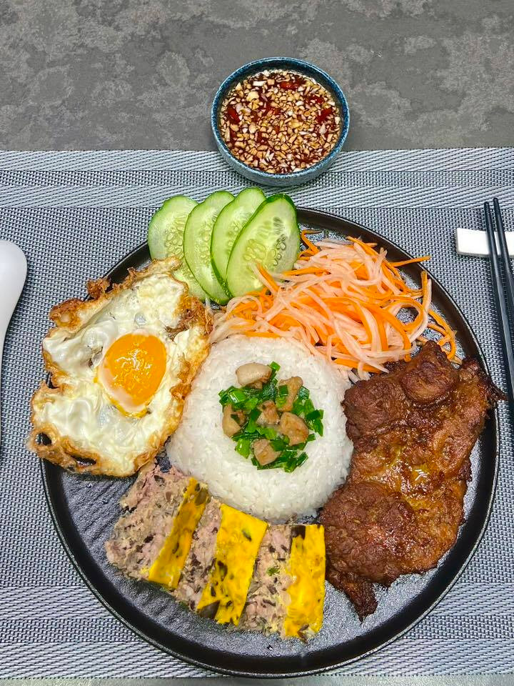 Không có bánh kem thành tựu, gen Z Hà Nội khoe ‘mâm cơm thành tựu 2025’ - 18