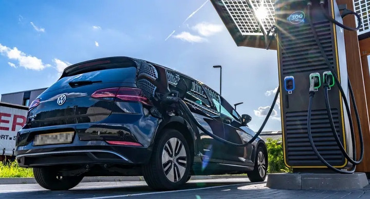 Xe điện nạp năng lượng tại một trạm sạc ở Đức. (Ảnh: DW)