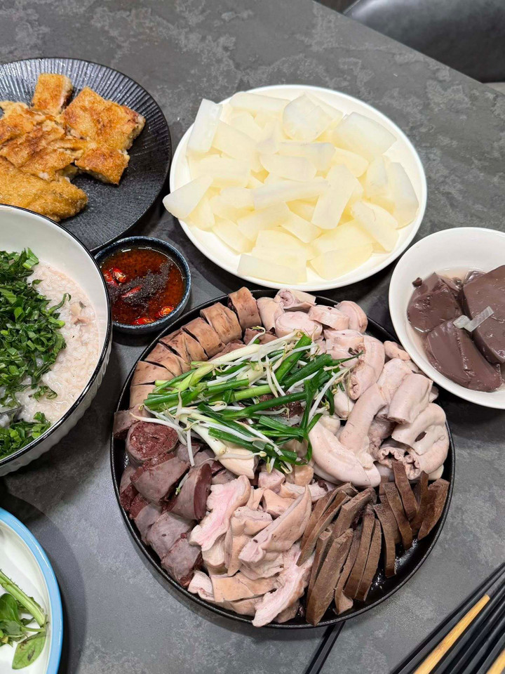 Không có bánh kem thành tựu, gen Z Hà Nội khoe ‘mâm cơm thành tựu 2025’ - 9