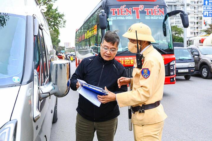 Mới đây, các tổ công tác thuộc Đội CSGT số 14 (CA TP Hà Nội) đã ra quân xử lý hàng loạt xe chở khách vi phạm.