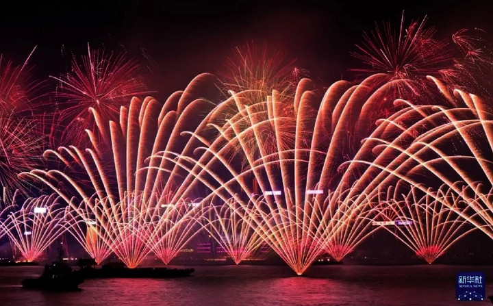 Màn pháo hoa đón năm mới ở cảng Victoria, Hong Kong ngày 1/1/2025. (Ảnh: Tân Hoa xã)