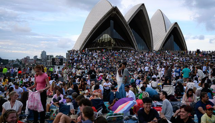 Trong khi đó, những người khác chọn tập trung bên ngoài Nhà hát Opera Sydney và vị trí quan sát thuận lợi tại Mũi Macquarie khi thành phố tiến gần đến năm 2026. (Ảnh: Getty)