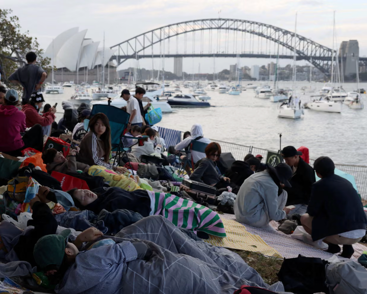 Khu vực gần cầu cảng Sydney, Australia dần trở nên đông đúc khi du khách đổ xô đến địa danh mang tính biểu tượng của thành phố để đón chào đón năm mới 2026. (Ảnh: Reuters)