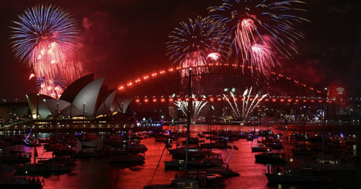 Pháo hoa chính thức thắp sáng bầu trời Cầu cảng Sydney với màn trình diễn pháo hoa đầu tiên trong chương trình chào đón năm mới tại Australia. (Ảnh: Getty)