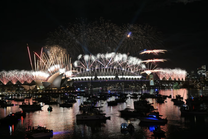 Pháo hoa thắp sáng bầu trời đêm trên Cầu cảng Sydney và Nhà hát Opera Sydney trong lễ đón năm mới. (Ảnh: Getty)