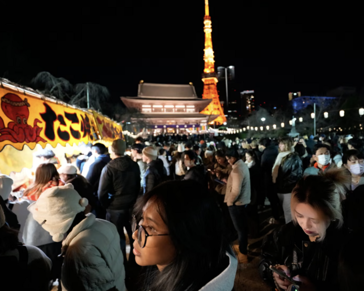 Trong khi đó, tại Nhật Bản, nhiều người đang tập trung tại chùa Zojo-ji ở Tokyo để tham dự nghi lễ truyền thống vào đêm giao thừa. (Ảnh: AP)