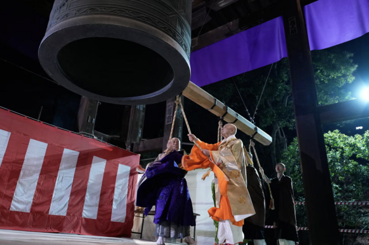 Các nhà sư đánh chuông chào mừng năm mới tại chùa Zojo-ji ở Tokyo, vài phút sau nửa đêm ngày 1/1/2026. (Ảnh: AP)
