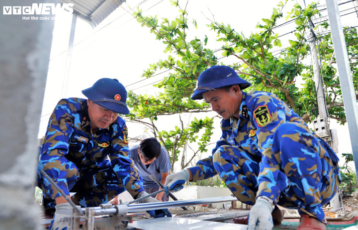 Tại thôn Kim Đông (xã Tuy Phước Đông), hàng chục cán bộ, chiến sỹ Vùng 3 Hải quân vẫn cần mẫn chạy đua với thời gian, gác lại giờ nghỉ trong ngày Tết Dương lịch chỉ mong sớm hoàn thành nhà cho dân, sớm ổn định cuộc sống.