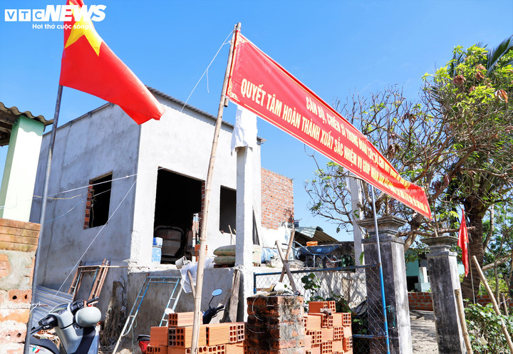 Thành quả của những ngày lao động miệt mài là những ngôi nhà được xây chắc chắn.