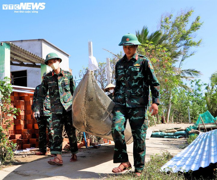 Thuyền của người dân thôn Kim Đông (xã Tuy Phước Đông) để tổ chức vận chuyển cả ngày lẫn đêm.