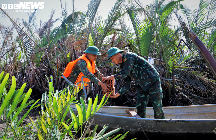 Mỗi ngôi nhà trong Chiến dịch Quang Trung không chỉ được xây bằng gạch đá, mà còn bằng tình quân dân trong mỗi chuyến ghe vượt sông nước.