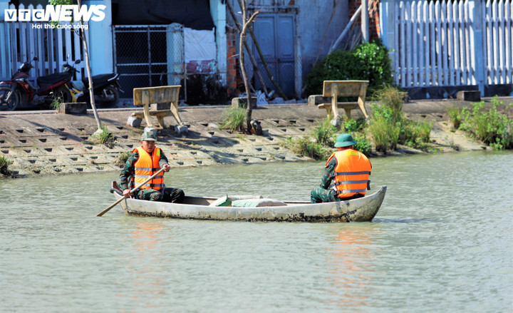 Không có phương tiện hiện đại, đối diện thủy triều lên xuống trong ngày, tất cả gạch, cát, xi măng đều được đôi bàn tay các anh vác lên ghe, đưa qua những con đầm nước mặn miền sông nước xã Tuy Phước Đông.