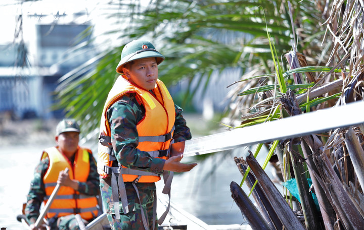 Mỗi ngày bên bến nước đều in bóng các chiến sỹ lao động hăng say, những chiếc ghe nhỏ chất đầy vật liệu xây dựng.