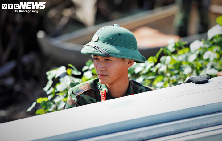 Dù trời mưa hay nắng, những "thợ xây" mặc áo lính vẫn có mặt đều đặn trên những công trình.