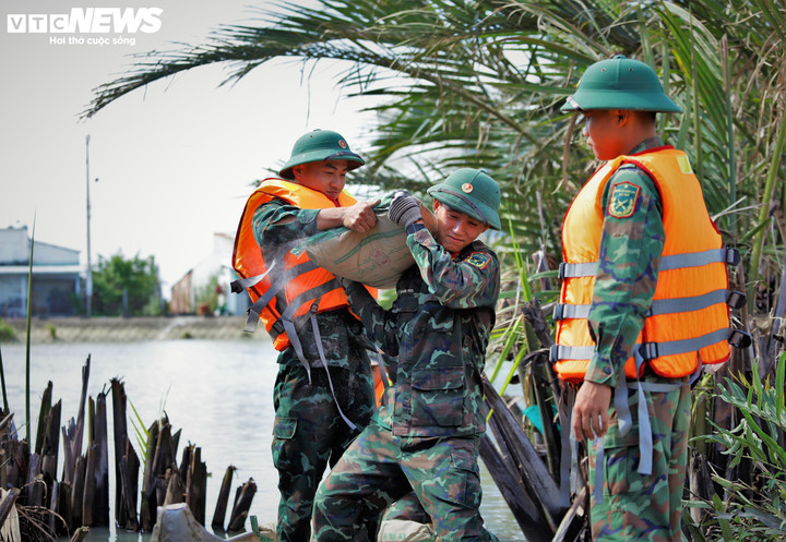 Do các lối đi vào ngôi làng giữa đầm nước mặn đầy bùn cát lún nên khi vật liệu vào tới bờ phải dùng sức người để khuân vác.