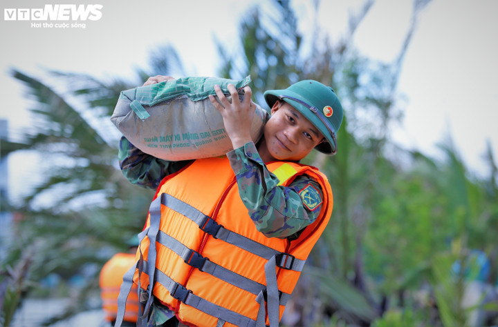 Lội nước vận chuyển vật liệu không đơn giản, nếu không khéo léo, cả ghe vật liệu nhất là xi măng có thể bị nhấn chìm và không thể cứu vãn.