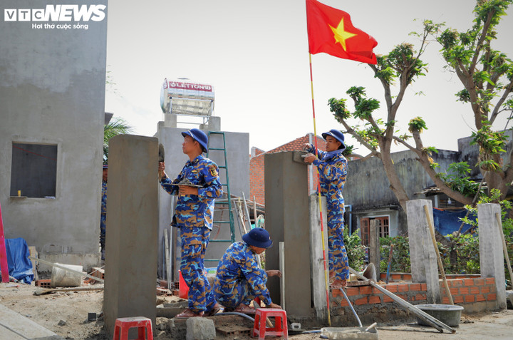 Dưới lá cờ tổ quốc và những tấm băng rôn rực đỏ, cán bộ, chiến sỹ đến từ các Trung đoàn 351, Tiểu đoàn 355 (Vùng 3 Hải quân); Trung đoàn 739 ( Bộ CHQS tỉnh Gia Lai), Tiểu đoàn 7 (Bộ Tham mưu, Quân đoàn 34)...thoăn thoắt tay bay, tay xẻng hoàn thành các công đoạn cuối của ngôi nhà mới.