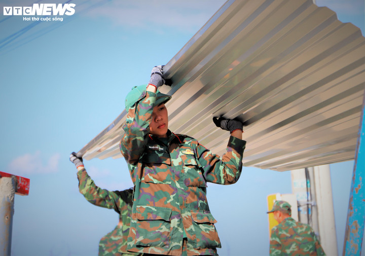 Dưới cái nắng gắt gỏng của vùng đất mặn tại Gia Lai, gương mặt của các chiến sỹ trẻ sạm đi và ướt đẫm mồ hôi.