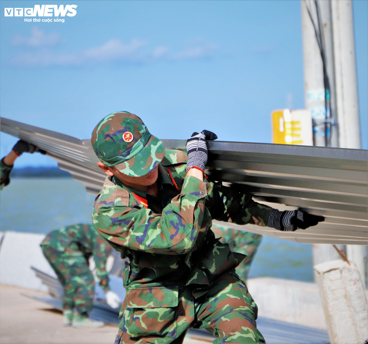 Với họ, mỗi giờ mỗi phút, mỗi viên gạch, tấm tôn hay bao xi măng được vận chuyển qua sông chính là điểm tựa lớn để người dân vượt qua và sớm ổn định cuộc sống sau cơn bão lũ.