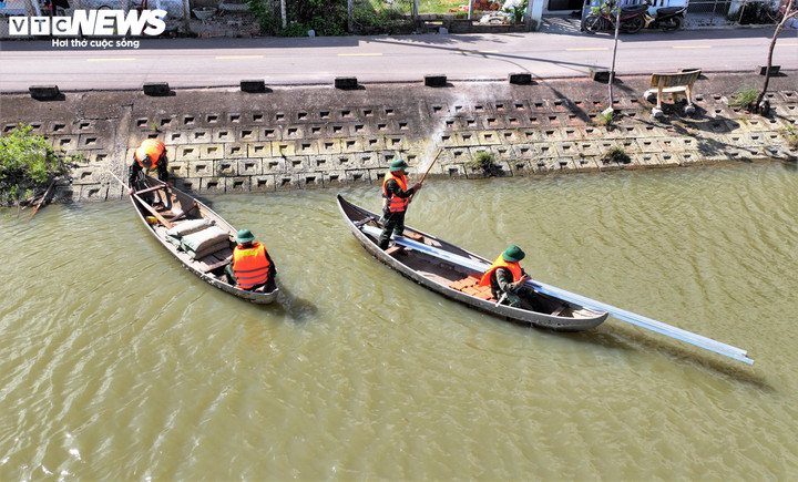 Không có phương tiện hiện đại, đối diện thủy triều lên xuống trong ngày, tất cả gạch, cát, xi măng đều được đôi bàn tay các anh vác lên ghe, đưa qua những con đầm nước mặn miền sông nước xã Tuy Phước Đông.