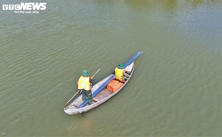 Chiến sĩ Nguyễn Quý Dương (Trung đoàn 739, Bộ CHQS tỉnh Gia Lai) chia sẻ, nước ở đầm Thị Nại lên xuống mỗi giờ và có cả đá ngầm nên mỗi chuyến ghe không chở được nhiều vật liệu, thay vào đó đơn vị sẽ tổ chức đi nhiều chuyến để đảm bảo an toàn.